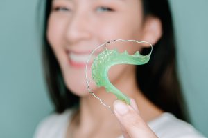 woman holding a green retainer